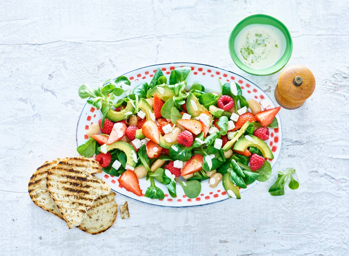 Avocadosalade met aardbeien, frambozen en feta