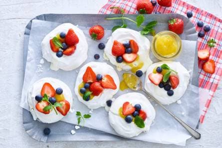 Minipavlova’s met aardbeien & lemoncurd