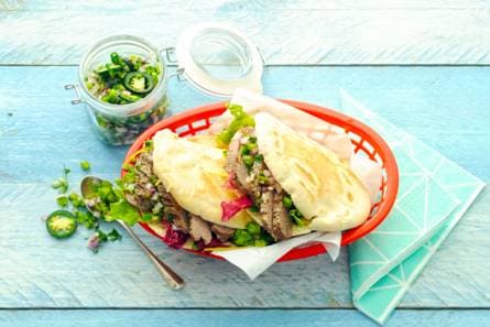Pita's met steak tartaar, sla en paprikasalsa