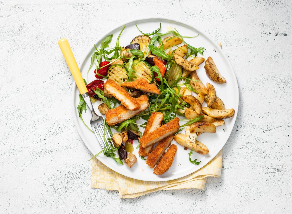 Vegaschnitzel met gebakken aardappel en gegrilde groenten