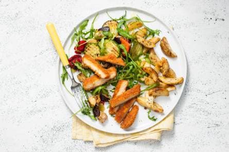 Vegaschnitzel met gebakken aardappel en gegrilde groenten