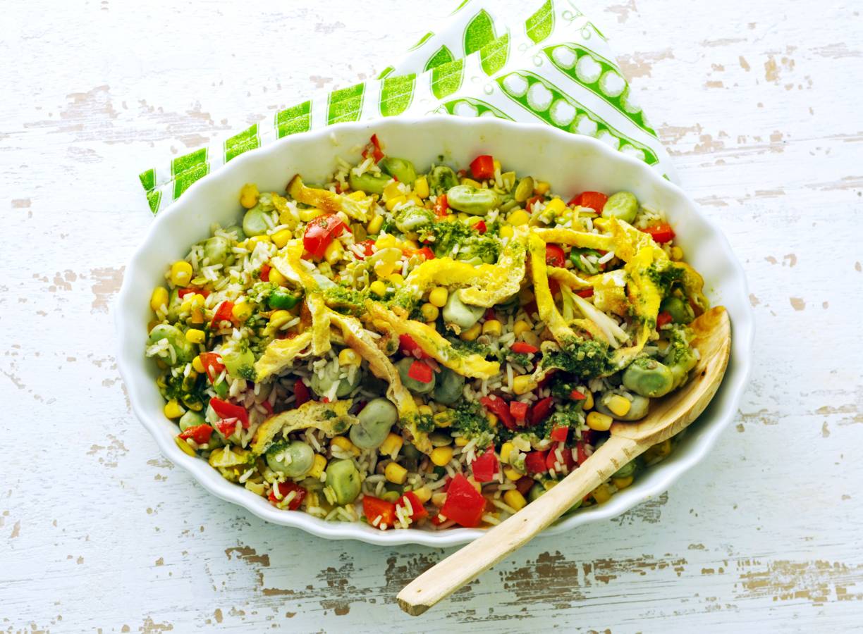 Rijstsalade met omeletreepjes en basilicumolie