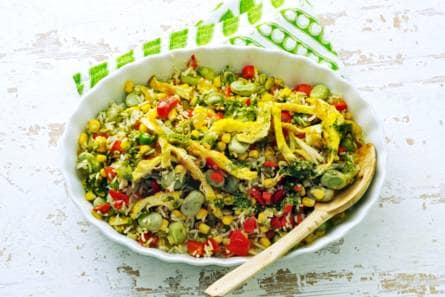 Rijstsalade met omeletreepjes en basilicumolie