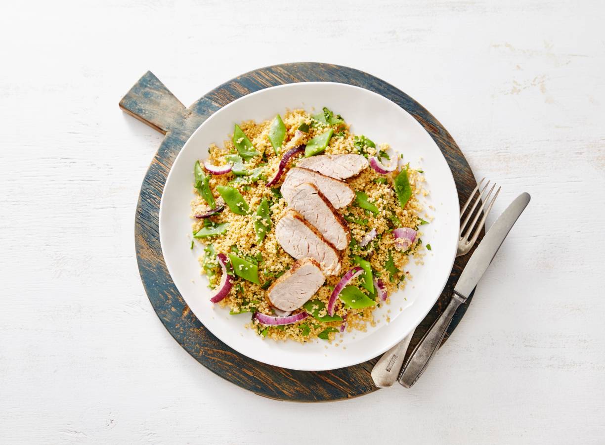 Gegrilde varkenshaas & kruidige couscous met snijbonen en ui