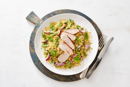 Gegrilde varkenshaas & kruidige couscous met snijbonen en ui