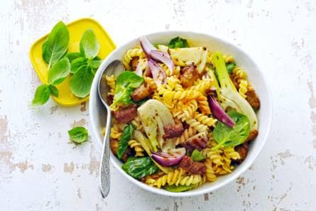 Pasta-venkel-spinaziesalade met chipolata