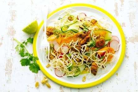 Thaise noedelsalade met kip & pinda's