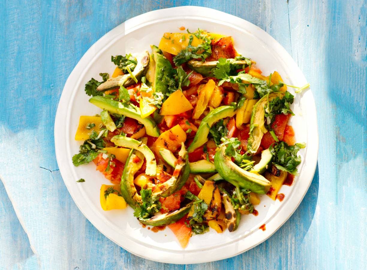 Grove guacamolesalade van gegrilde groenten