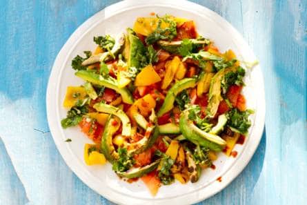 Grove guacamolesalade van gegrilde groenten