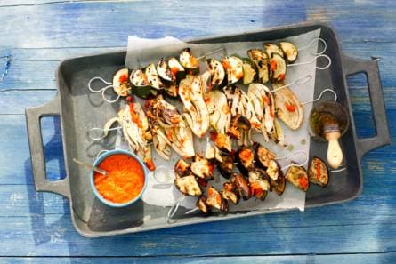 Venkel-, aubergine- en courgettespiesen met tijmolie