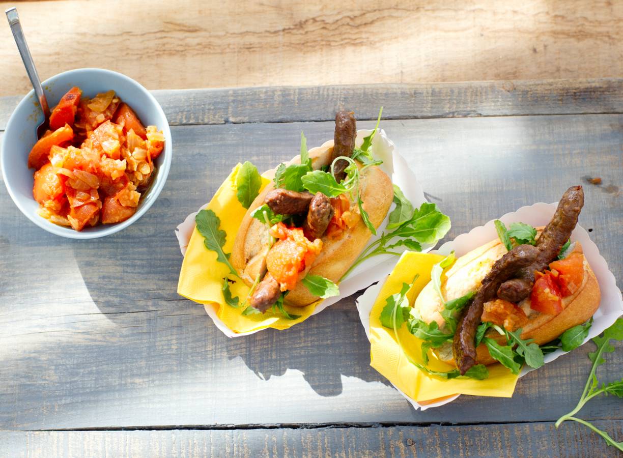 Broodje saucijs met tomatenrelish & rucola