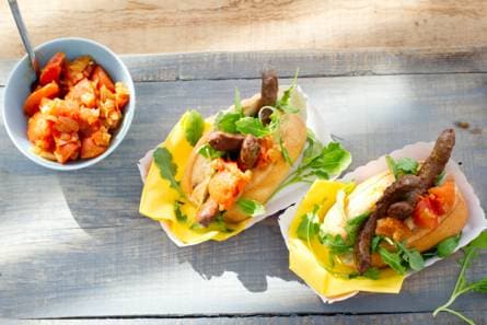 Broodje saucijs met tomatenrelish & rucola