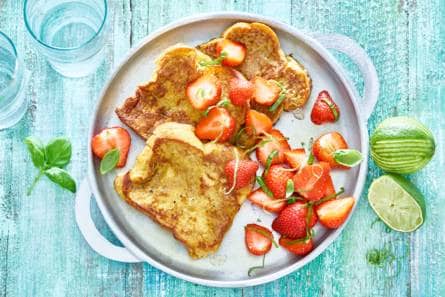 Wentelteefjes met gemarineerde aardbeien