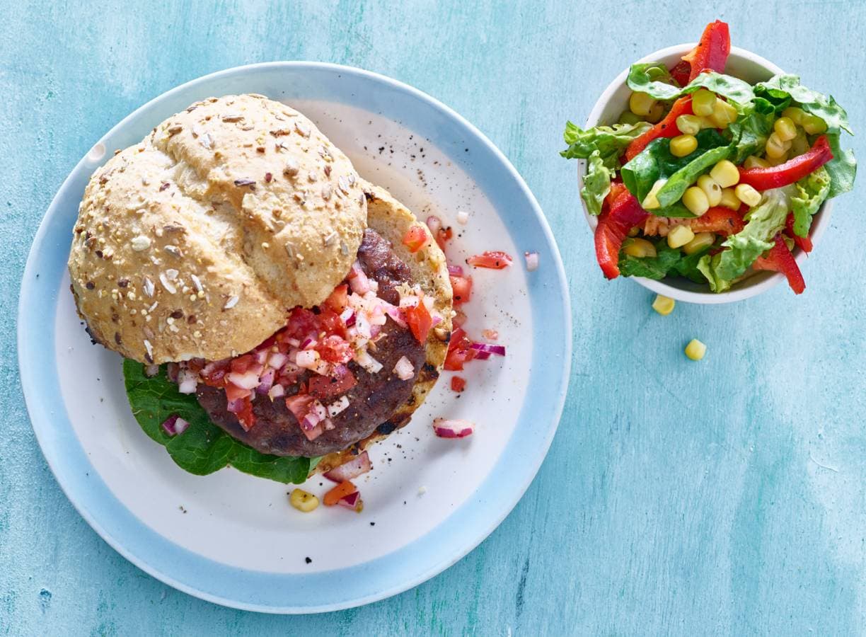 Broodje burger met tomatensalsa