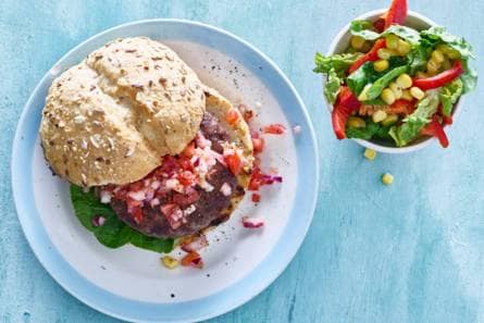 Broodje burger met tomatensalsa