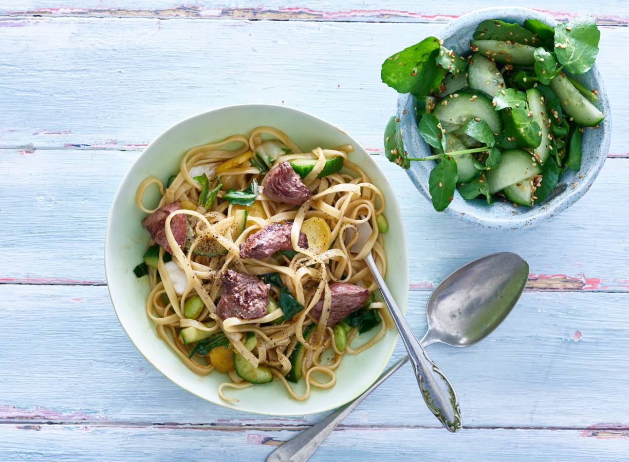 Groentemie met biefstuk en komkommersalade