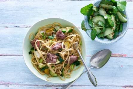 Groentemie met biefstuk en komkommersalade