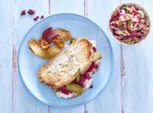 De basis: speltbrood. De vulling: een mengsel van tonijn met roomkaas en bietjes. Erbij: bietensalade!