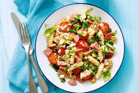 Pastasalade met rundercervelaat, tomaat en sperziebonen