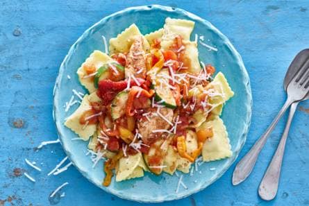 Verse ravioli met kipfilethaasjes en tomatensaus