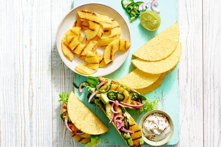 Taco's met ananas, kipdijfilet en jalapeñopeper
