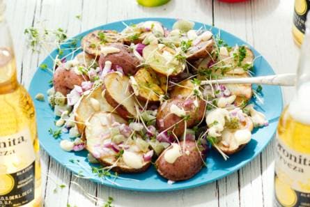 Gegrilde-aardappelsalade met pittige dressing