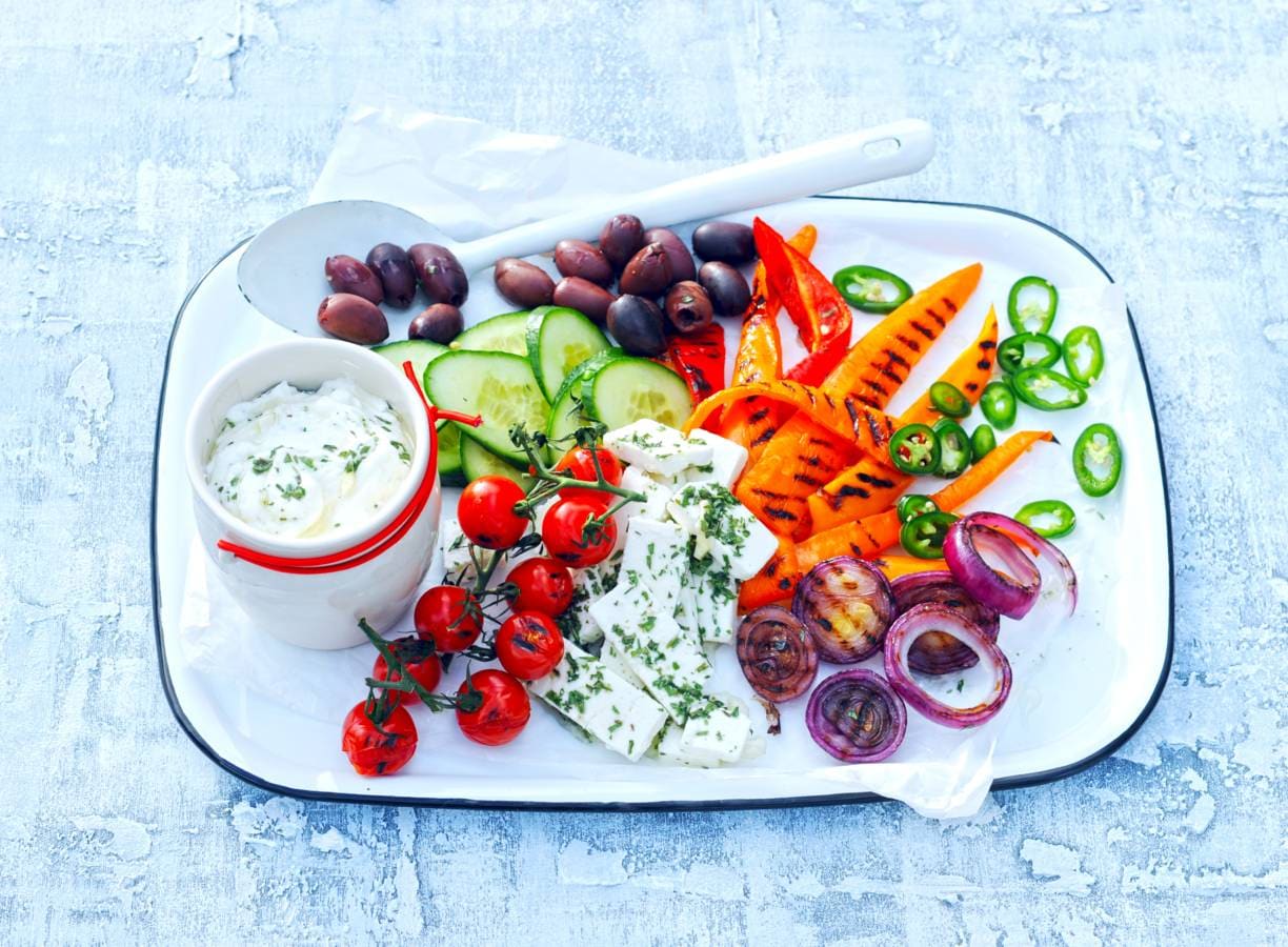 Griekse salade met yoghurtdressing