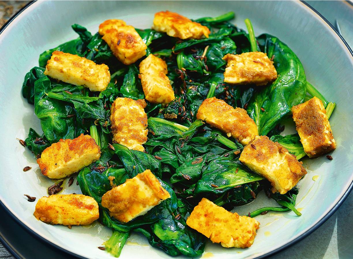 Pascale Naessens' halloumi met curry en komijnspinazie