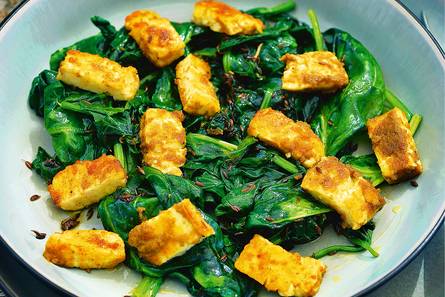 Pascale Naessens' halloumi met curry en komijnspinazie