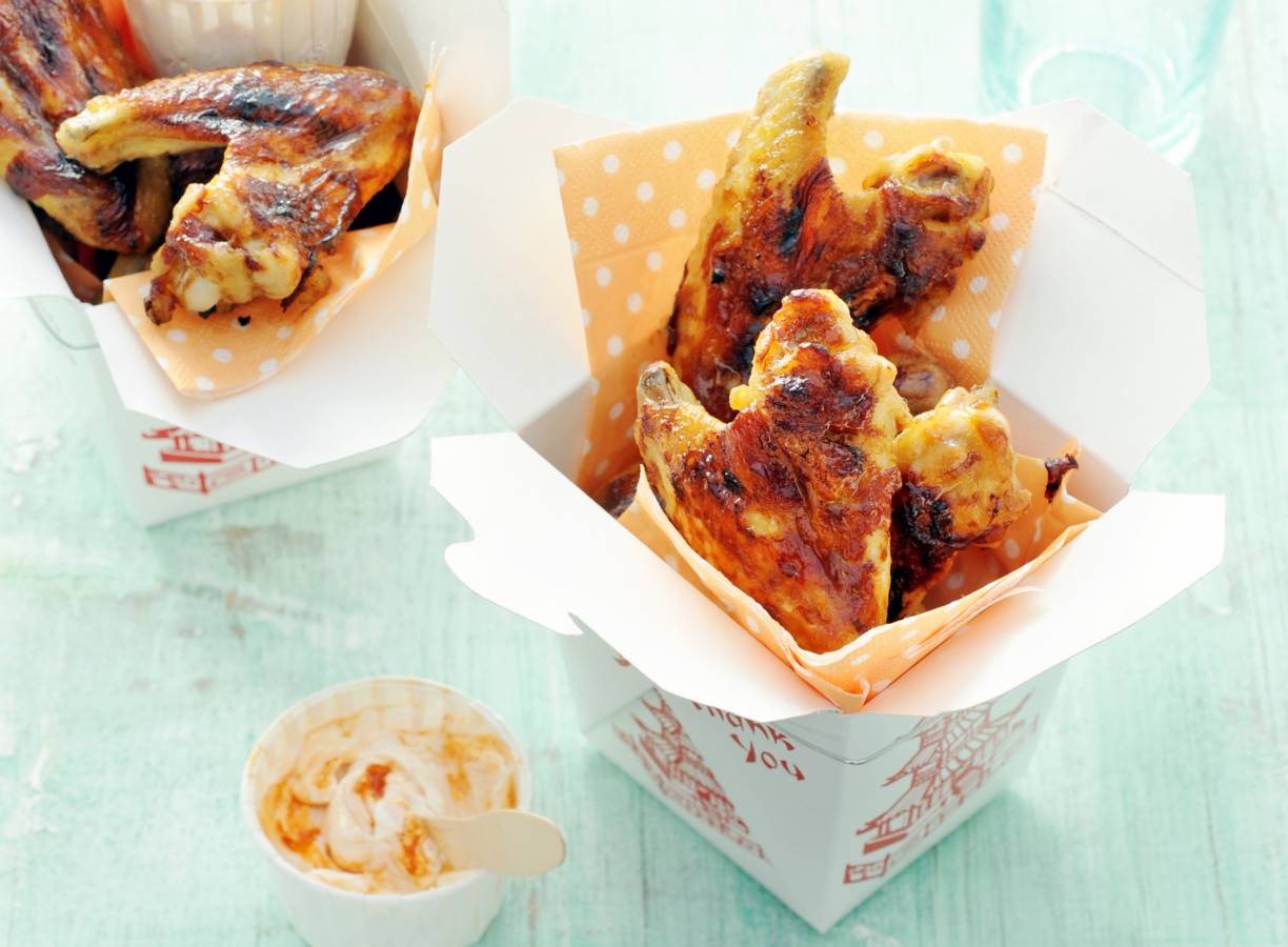 Barbecue-kippenvleugels met dip van crème fraîche