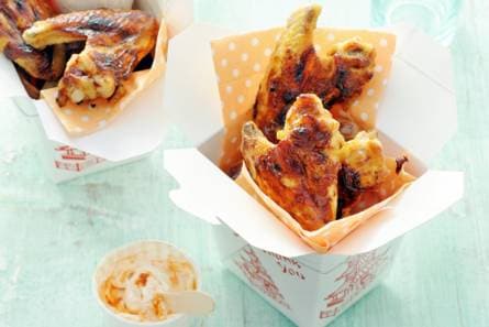 Barbecue-kippenvleugels met dip van crème fraîche
