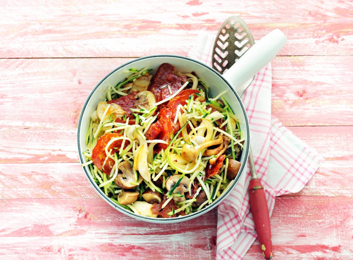 Courgettespaghetti met chorizo en paddenstoelen