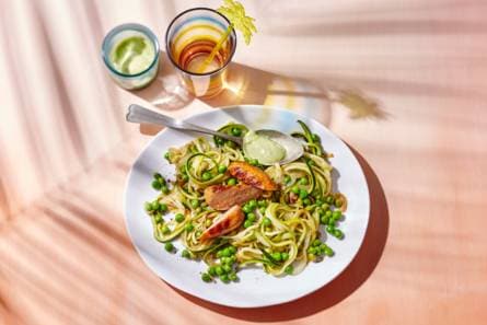 Courgettespaghetti met worstjes