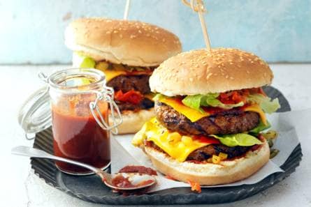 Dubbele cheeseburger met tomaat-ui-augurkrelish