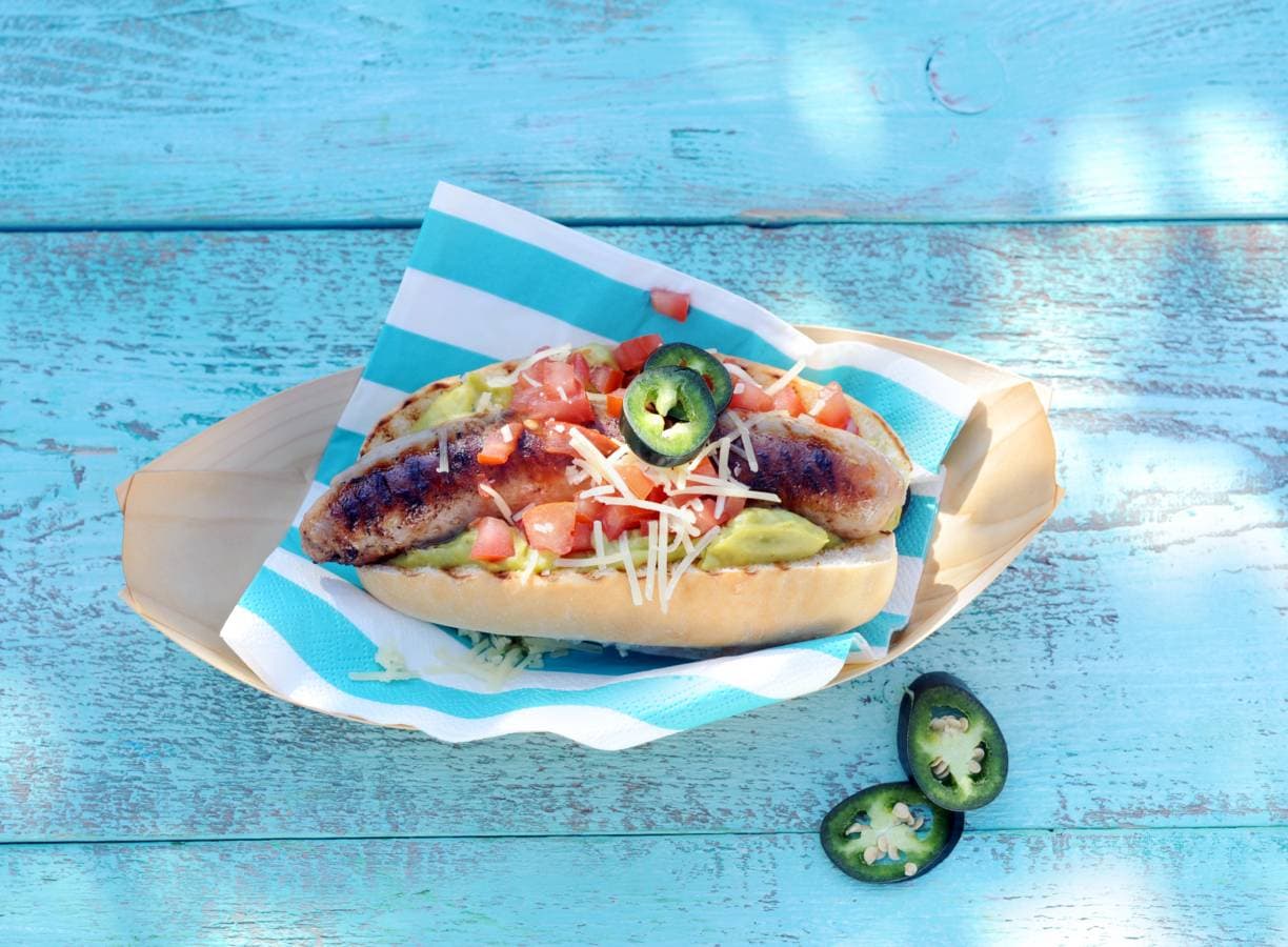 Hotdogs met kaas, guacamole en tomaat