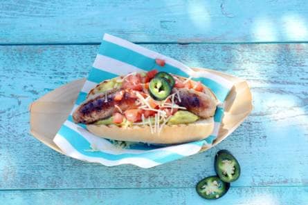 Hotdogs met kaas, guacamole en tomaat