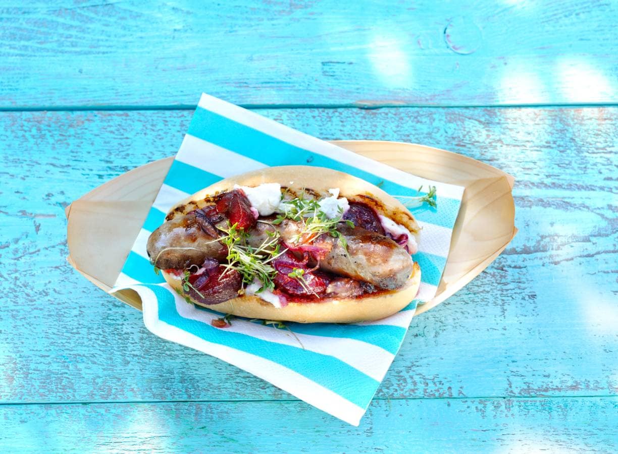 Hotdogs met uien-bietencompote en zure room