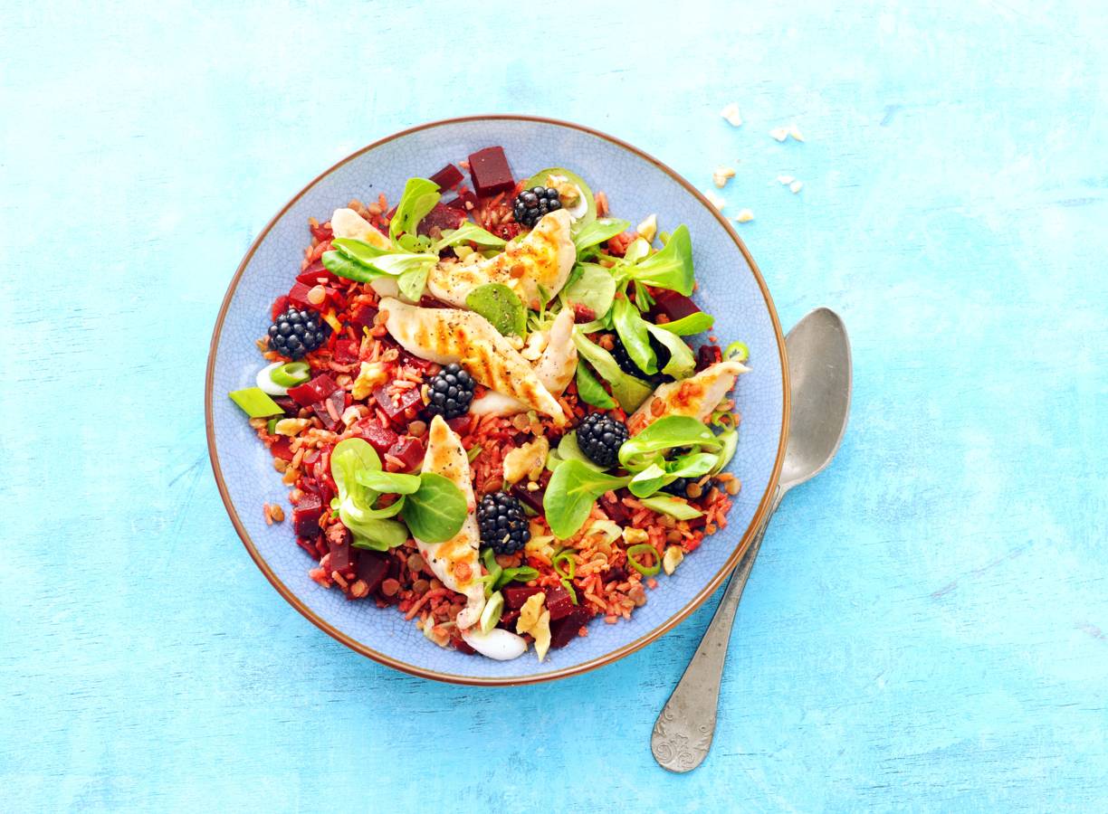 Rijst-linzensalade met kip, biet en bramen