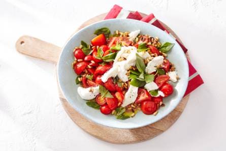 Salade caprese met pijnboompitten