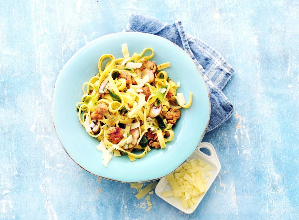 Tagliatelle met roerbakmix en Parrano kaassnippers