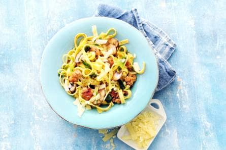 Tagliatelle met roerbakmix en Parrano kaassnippers