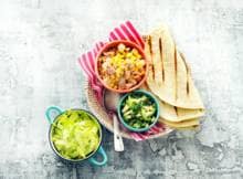 Het leuke aan dit recept: je zet bakjes met ingrediënten op tafel, en iedereen vult zelf zijn eigen tortilla. 