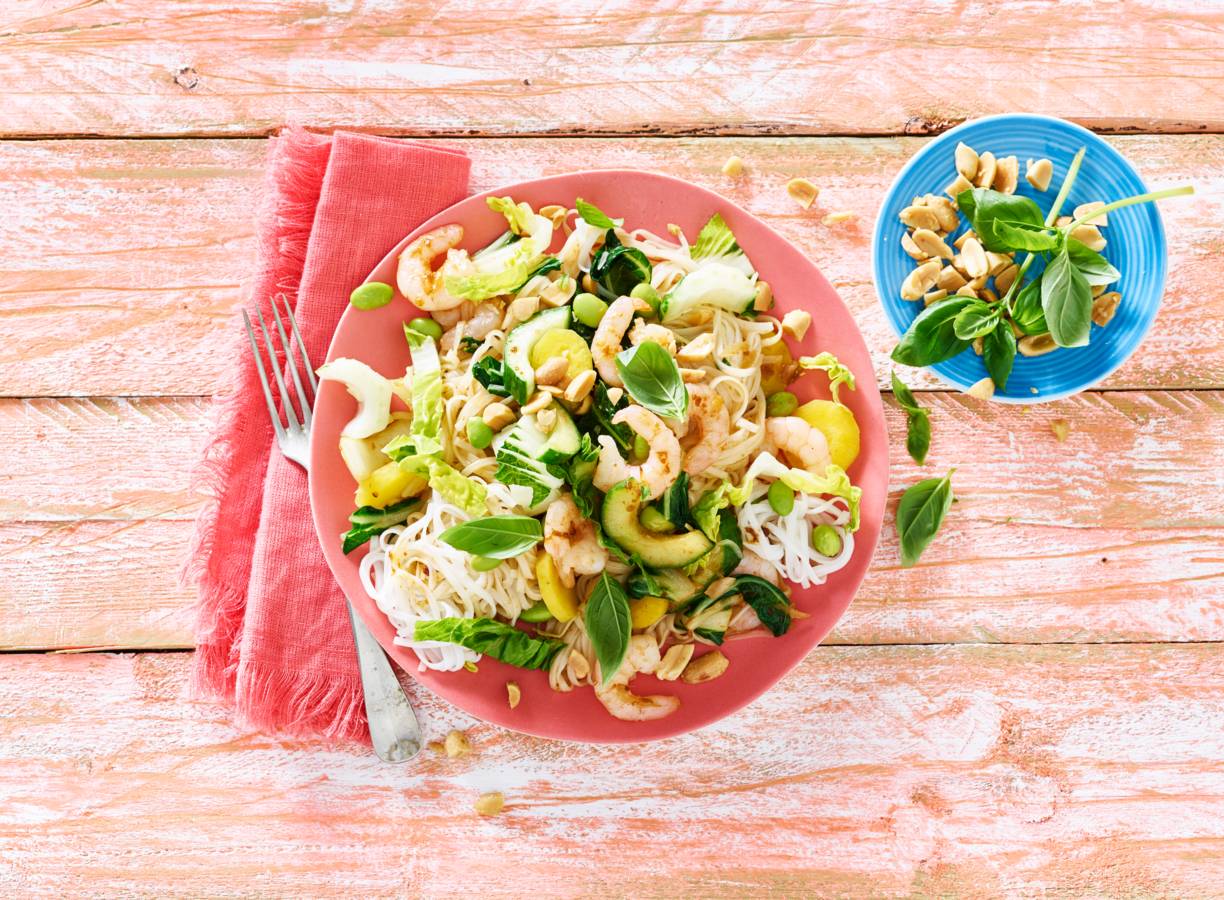 Vietnamese noedelsalade met gemarineerde garnalen