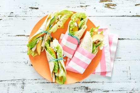 Wraps met perzik en gerookte-kipreepjes