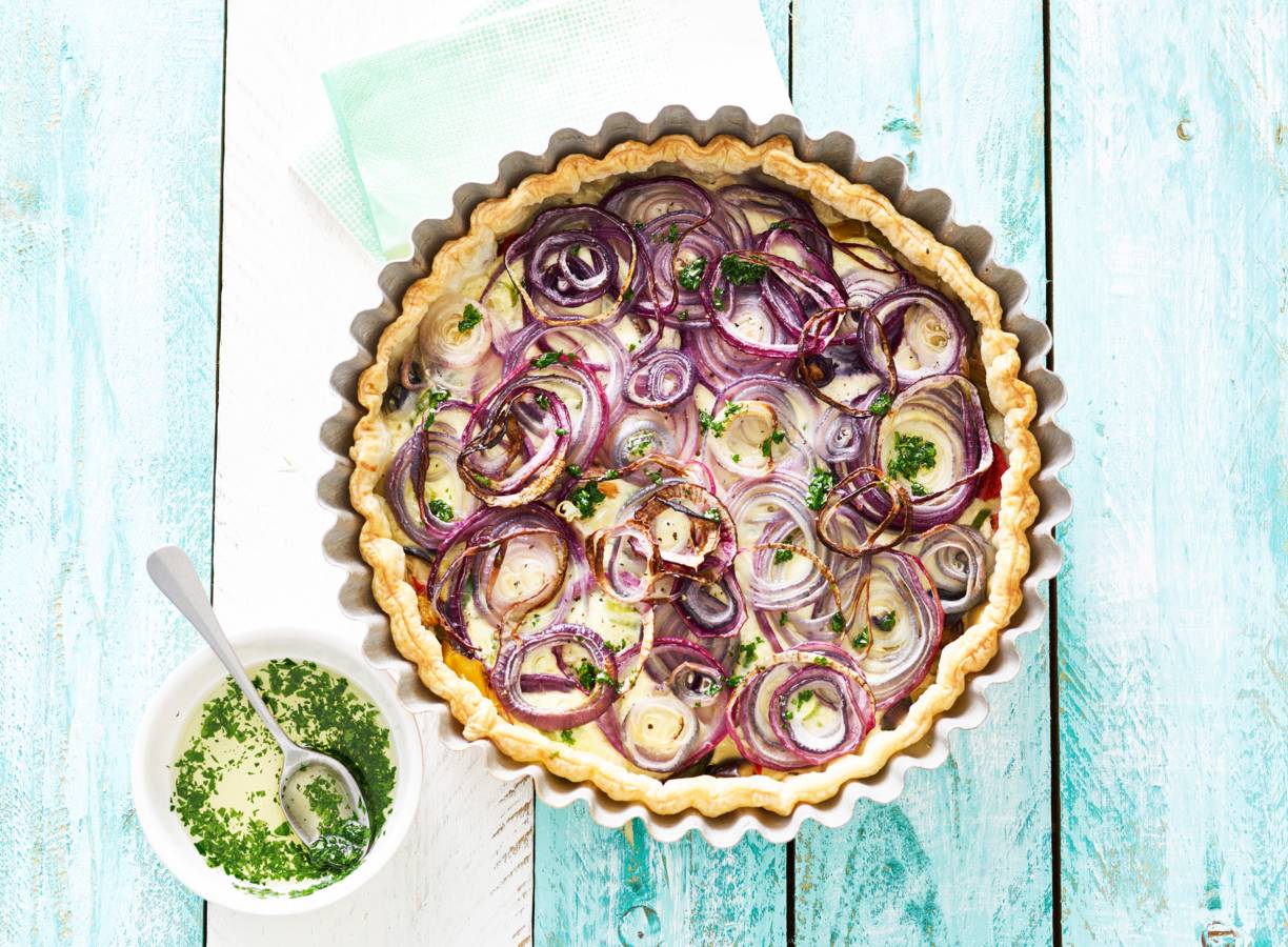 Zomerquiche met rode ui, ricotta en peterselieolie