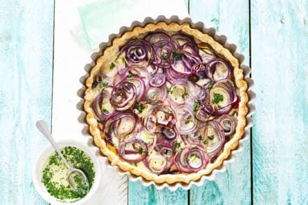 Zomerquiche met rode ui, ricotta en peterselieolie