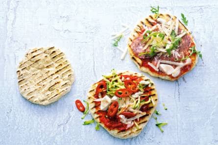 Minipizza's met mozzarella & salami en courgette & rode peper