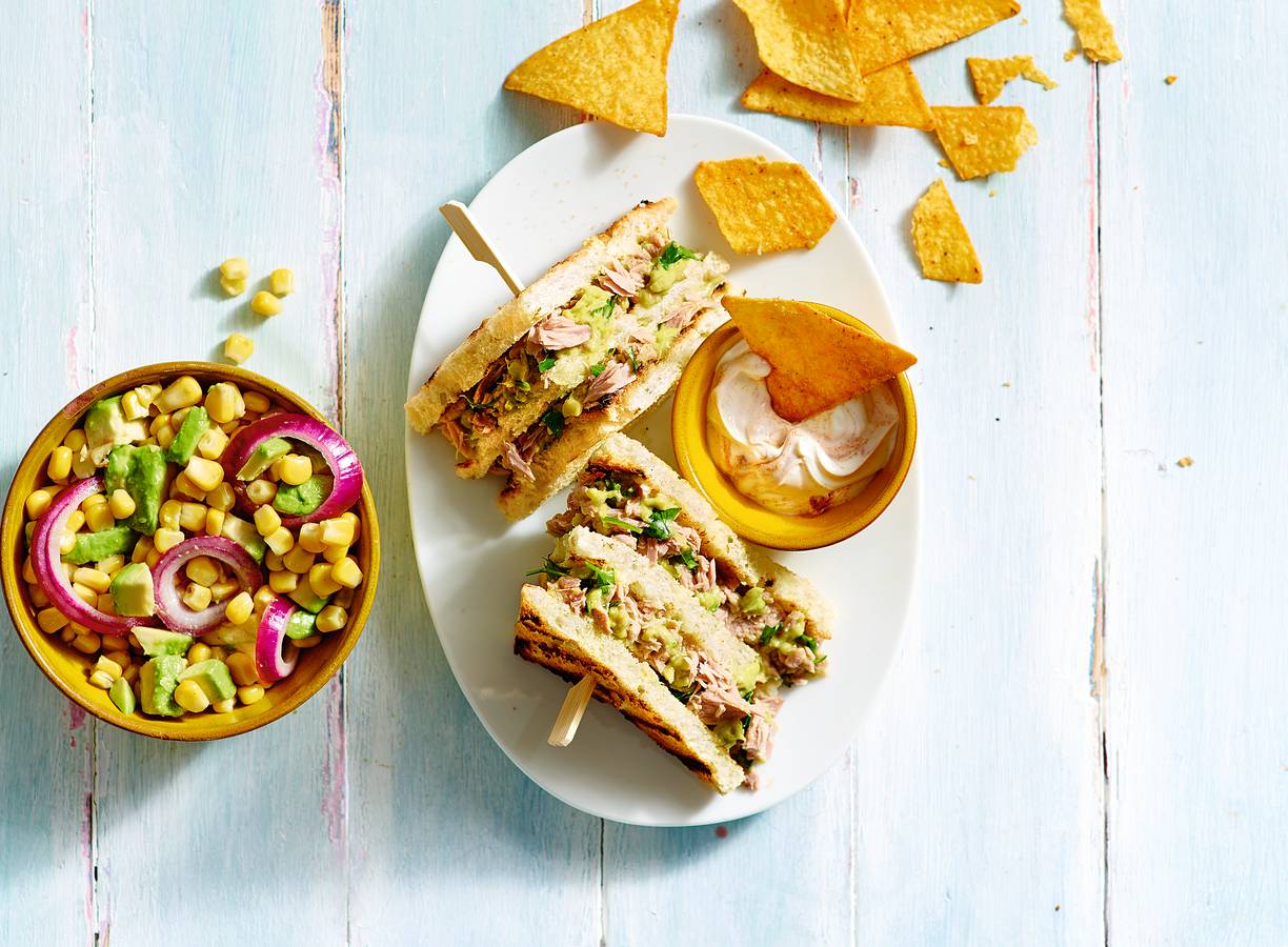 Tonijnsandwich met guacamole en maissalade