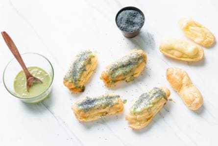 Eclairs met matcha, vlierbloesemsiroop en limoencrème