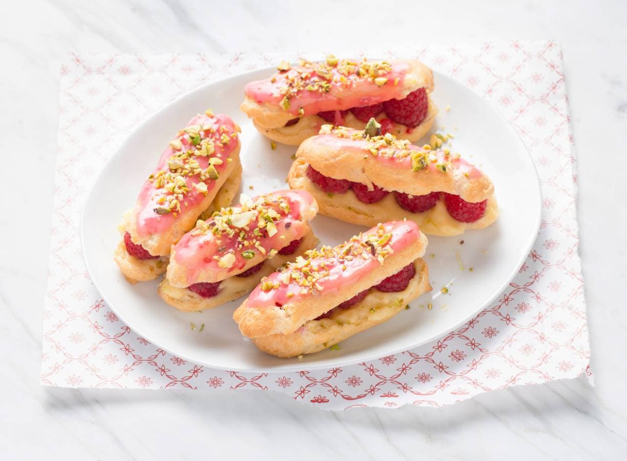 Frambozen-eclairs met kardamom-banketbakkersroom